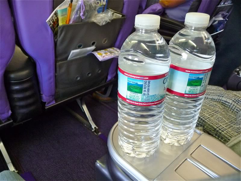 Можно капли в самолет. Жидкости в аэропорту. Бутылка воды в аэропорту. Бутылка питьевой воды в самолете. Жидкость в самолет.