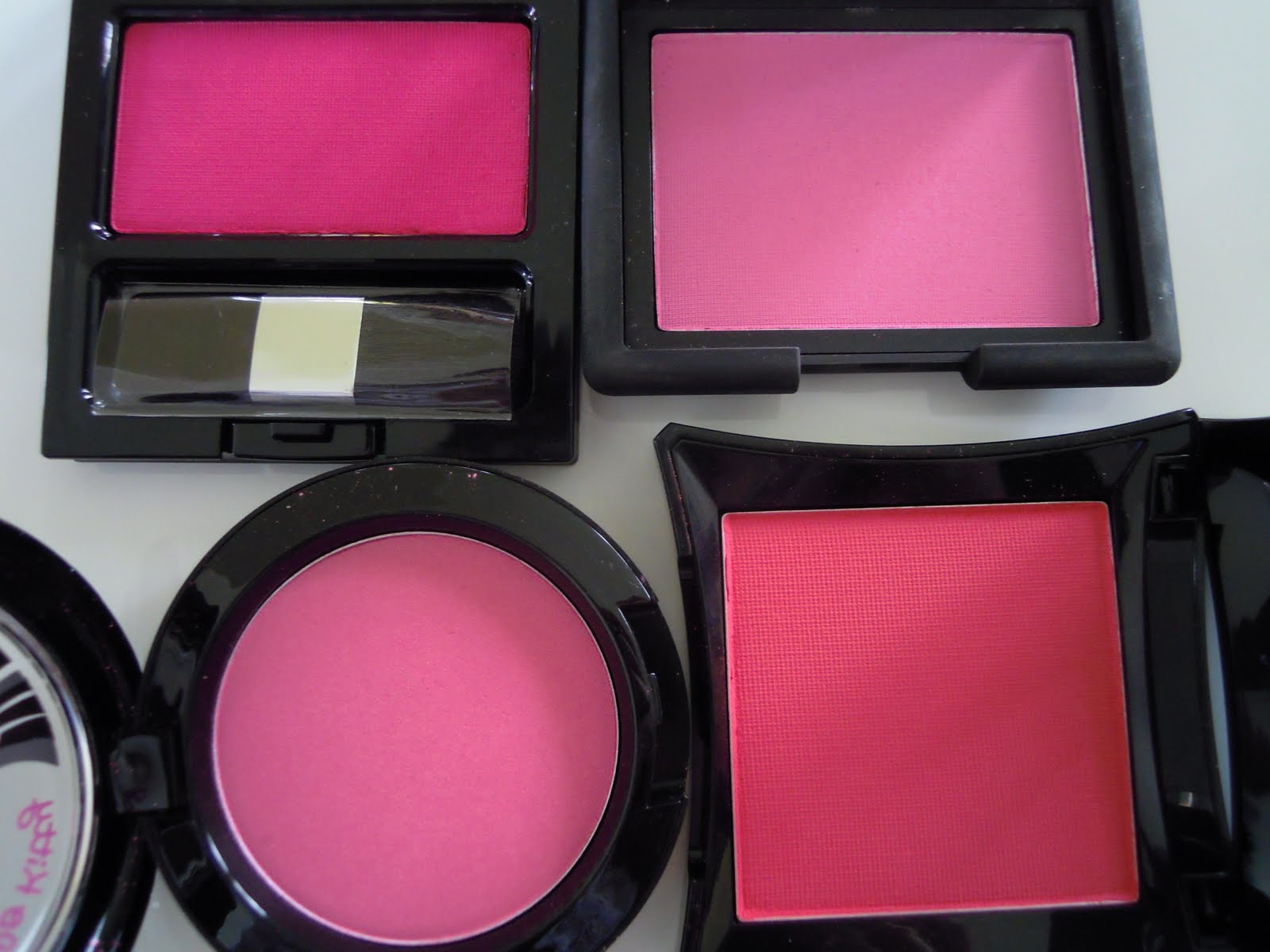 Оттенки румян. Румяна Mac Bright Pink. Румяна Cary Mayson. Cary Mayson blush румяна. Румяна w 7 Rebel оттенки.