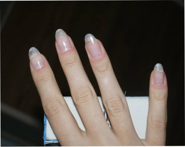 Можно ли отращивать ногти. Длинные отросшие ногти на руках. Отросшие нарощенные ногти. Отросшиеинарощеные ногти.