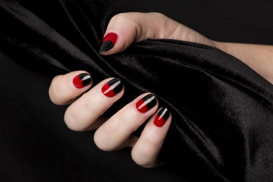Ногти красно черном цвете. Красные ногти. Черный маникюр. Маникюр красный с черным. Ногти красные с черным.